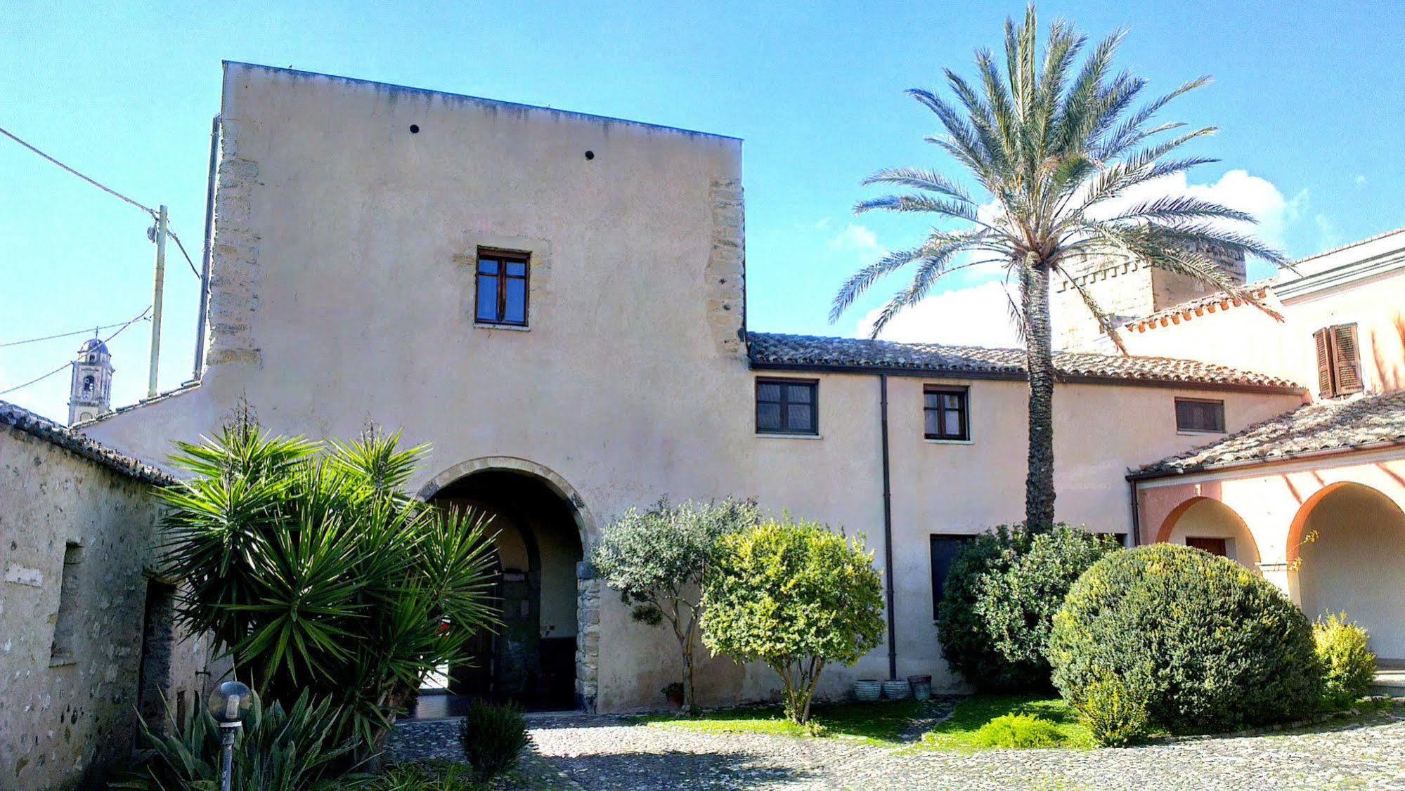 Il Borgo Dell'Arcangelo Tuili Luaran gambar